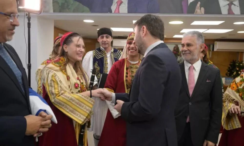 «Έψαλλαν» τα τσακώνικα κάλαντα στον πρόεδρο του ΠΑΣΟΚ: «Χαίρομαι πάρα πολύ, που φιλοξενούμε στα γραφεία του ΠΑΣΟΚ, τους φίλους μας από την Κρήτη»
